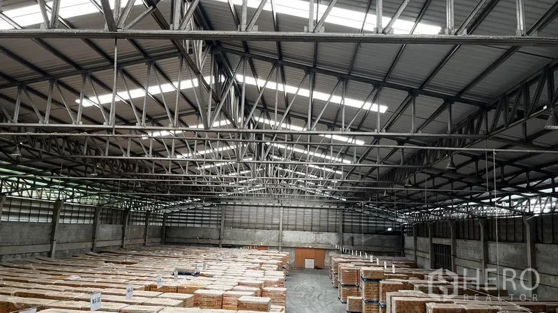 Factory for rent or sale in Pathum Thani - Close view of steel truss ceiling and roof lights across the factory.