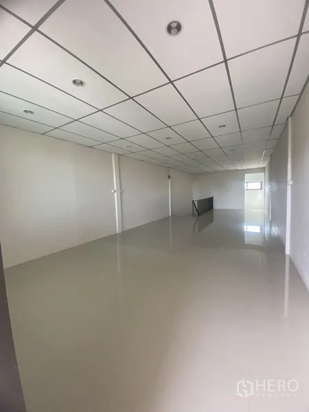 联排别墅 出租在Suan Luang, Bangkok - 二层大面积多功能空间，瓷砖地面与格栅天花，采光良好。