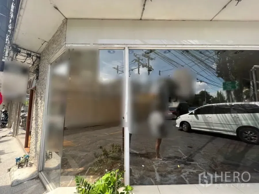 零售空间 出租在Watthana, Bangkok - 街边零售外立面，整面玻璃门头面对繁忙道路。