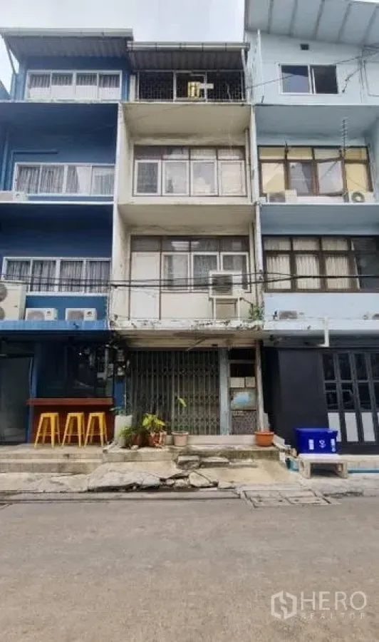 Shophouse for sale in Watthana, Bangkok - Front view of the shophouse on a quiet lane alongside neighboring units.