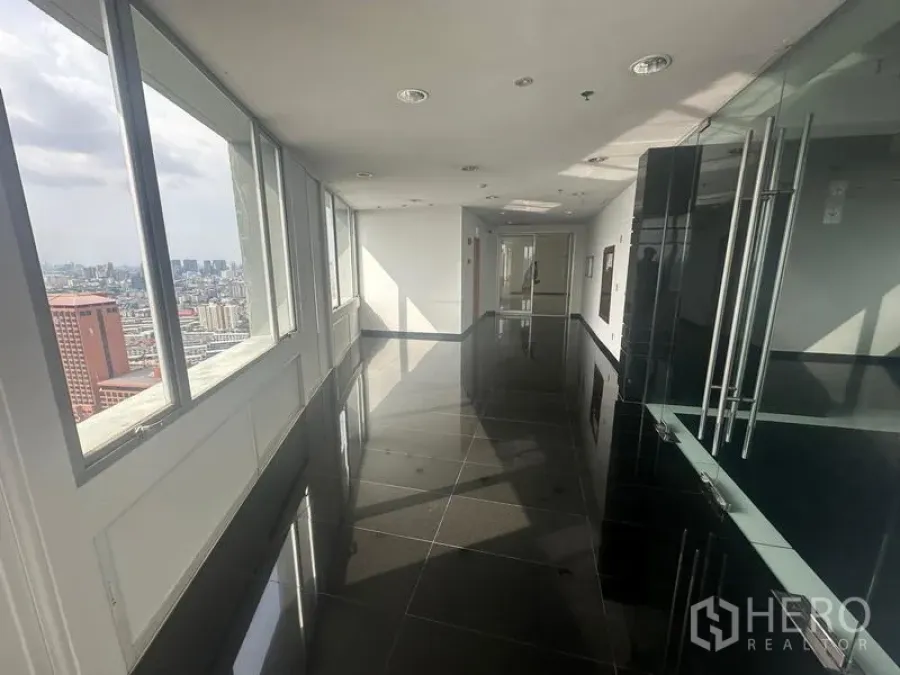 Featured image for For rent Office Space 571 sqm in Huai Khwang, Bangkok