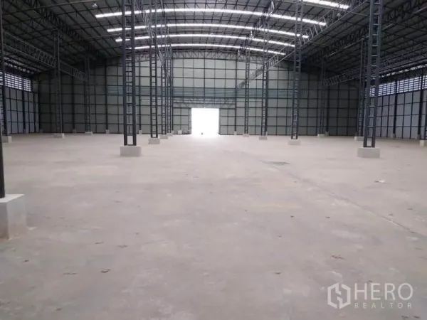 โรงงาน ให้เช่าในMueang Samut Prakan, Samut Prakan - ภายในโรงงานกว้าง เพดานโครงเหล็กสูง มีสกายไลท์และพื้นคอนกรีตแบบไร้เสาแถวกลาง