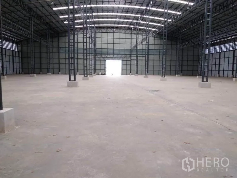 โรงงาน ให้เช่าในMueang Samut Prakan, Samut Prakan - ภายในโรงงานกว้าง เพดานโครงเหล็กสูง มีสกายไลท์และพื้นคอนกรีตแบบไร้เสาแถวกลาง