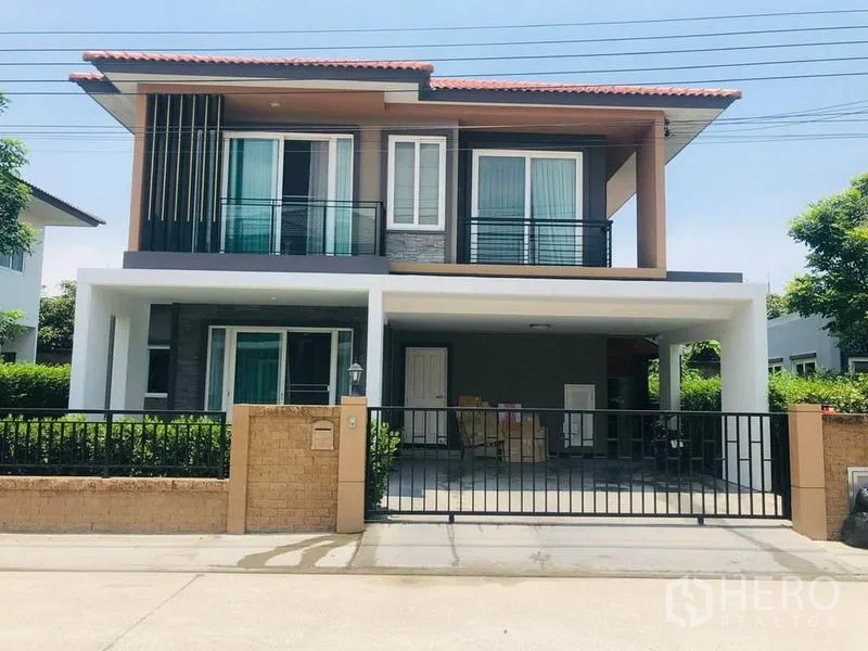独立式住宅 出售在Suan Luang, Bangkok - 现代两层独栋别墅，带围栏及双车位车棚。