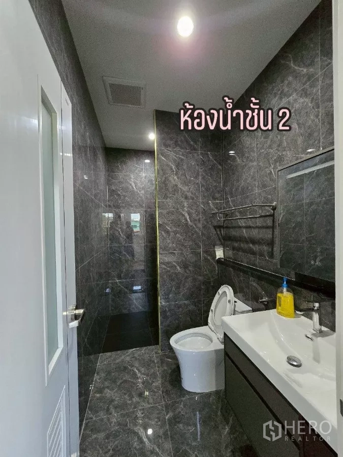 Warehouse for rent or sale in Khlong Toei, Bangkok - Contemporary second-floor bathroom with dark tiles and shower.