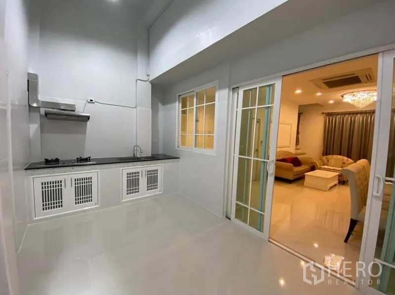 ทาวน์เฮาส์ ให้เช่าในBang Na, Bangkok - มุมมองครัวเชื่อมต่อห้องนั่งเล่นผ่านประตูกระจกบานเลื่อน