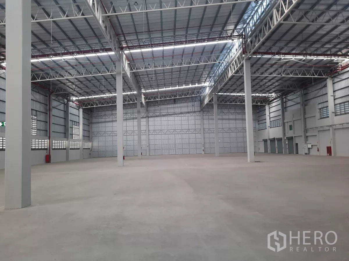 โรงงาน ให้เช่าในBang Lamung, Chon Buri - มุมใกล้ประตูท่าโหลด และอาคารสำนักงานสองชั้นติดหน้าคลัง