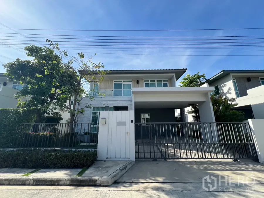 Detached House for rent in Prawet, Bangkok - Modern two-storey detached house in Prawet, Bangkok with gated driveway and front garden.