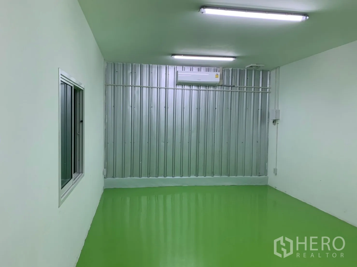Factory for rent in Khlong Luang, Pathum Thani - Another clean room with green epoxy floor, windows, and ceiling lights.