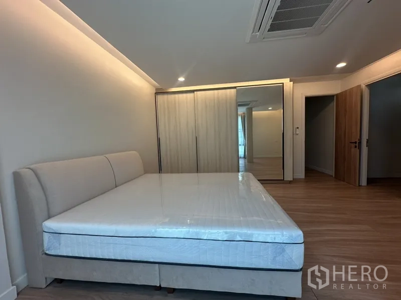 联排别墅 出租在Watthana, Bangkok - 宽敞卧室，软包床与大容量衣柜