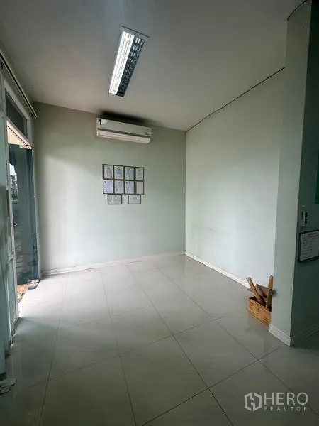 Warehouse for rent or sale in Lam Luk Ka, Pathum Thani - Small reception or waiting room with air‑conditioning and tiled floor.