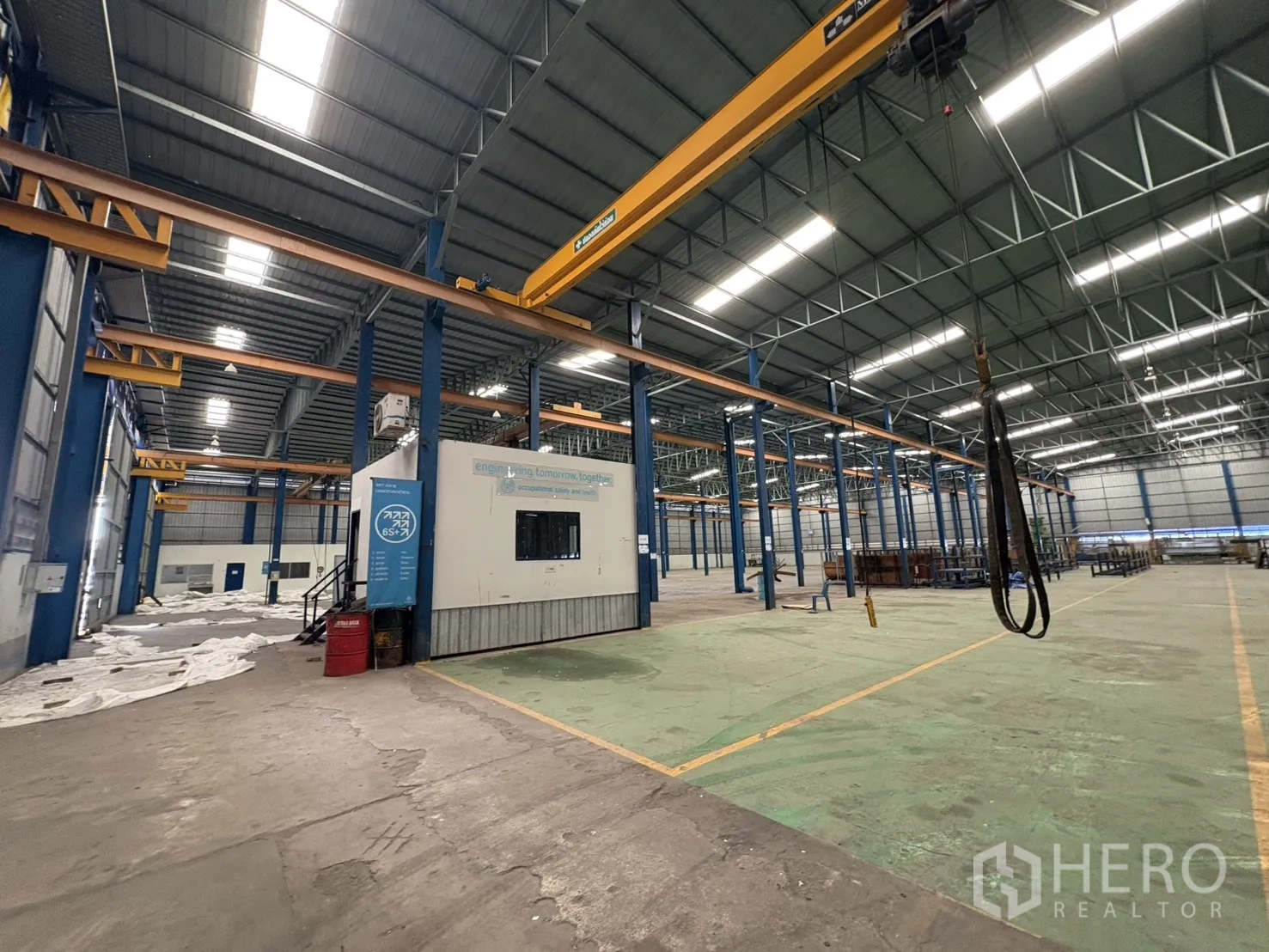 Factory for rent in Phra Pradaeng, Samut Prakan - Production bay with overhead crane and internal modular office.