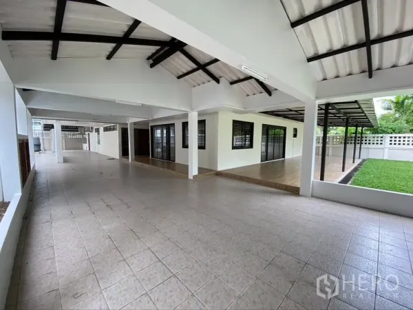 独栋房屋 for rent in Suan Luang, Bangkok - 宽大的有顶露台与房屋旁的草坪区。