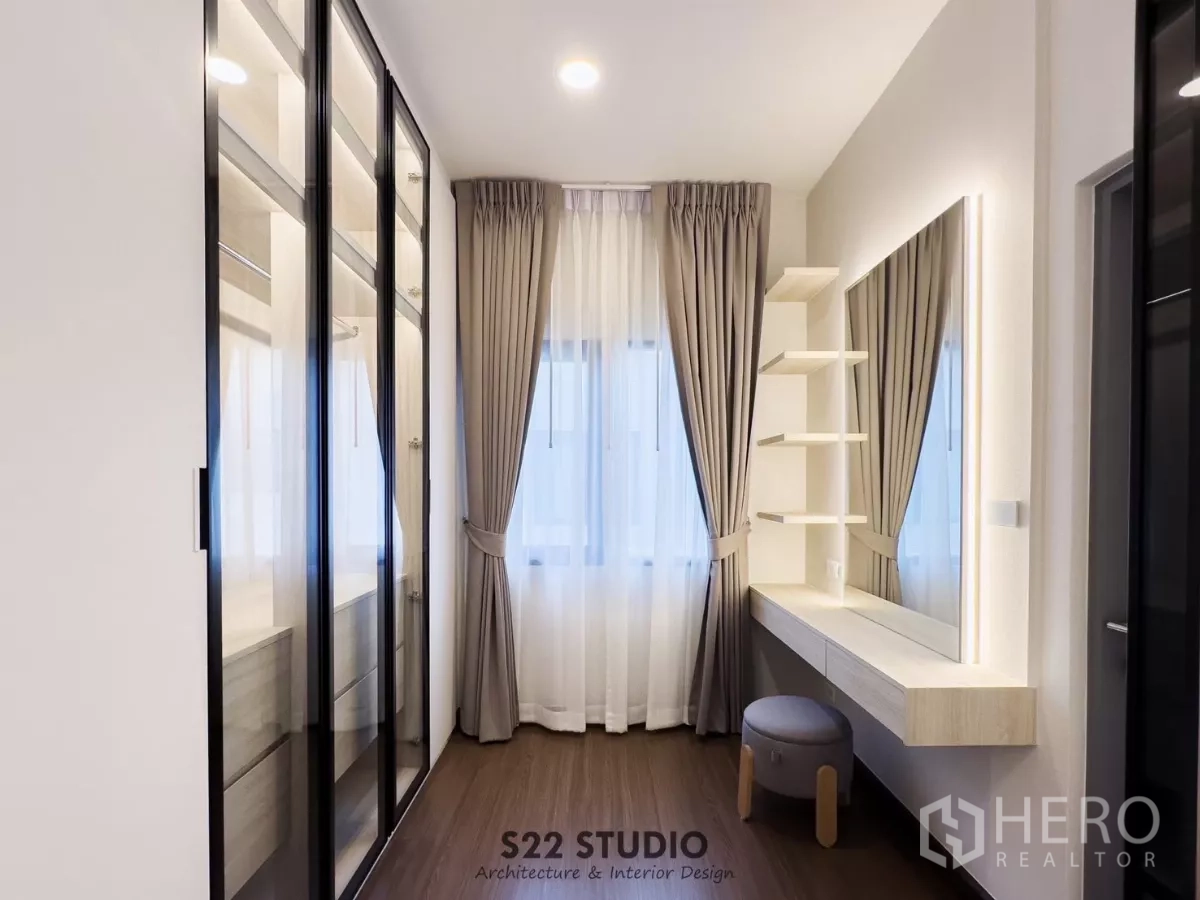Detached House for rent in Bang Phli, Samut Prakan - Walk-in closet with mirrored wardrobes and a vanity featuring a lighted mirror.