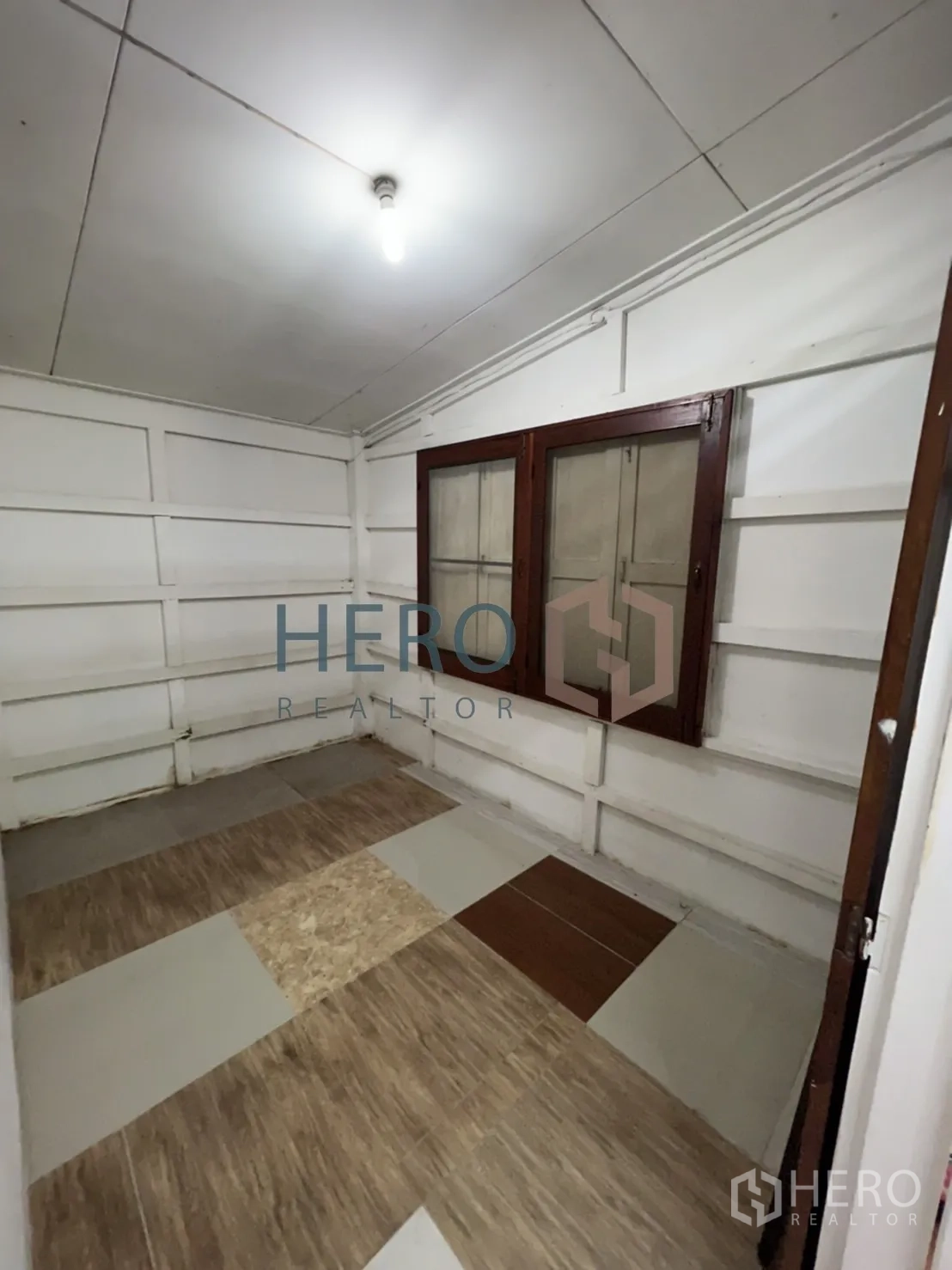 Detached House for rent in Watthana, Bangkok - Small storage or utility room with shelving and mixed vinyl floor tiles.