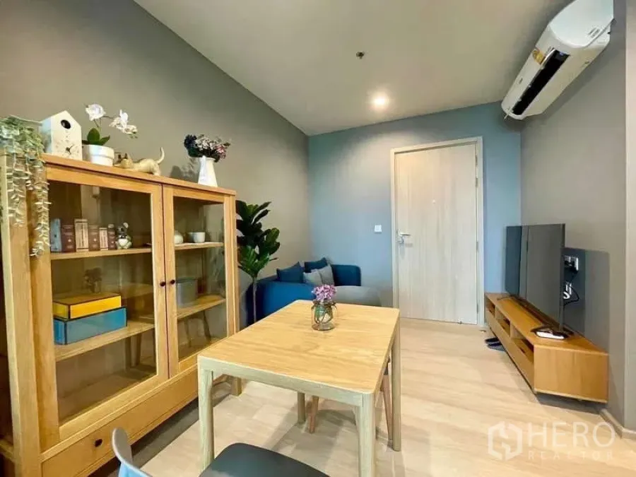 Condominium for rent in Pathum Wan, Bangkok - Open-plan living room with dining table, display cabinet and sofa