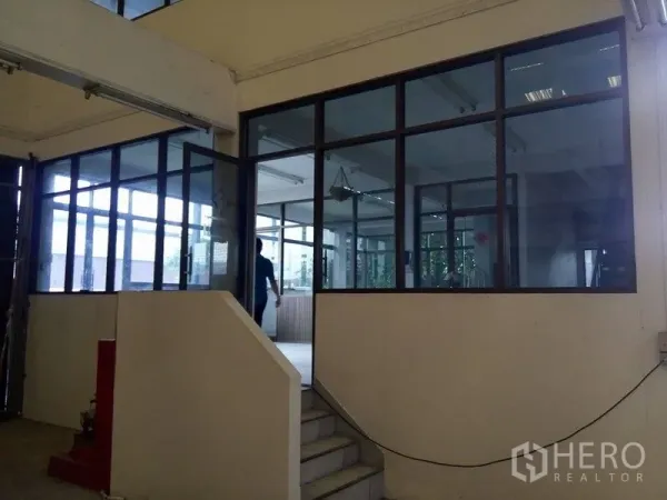 货栈 出租在Min Buri, Bangkok - 仓库内带楼梯通往的玻璃隔断高架办公室。
