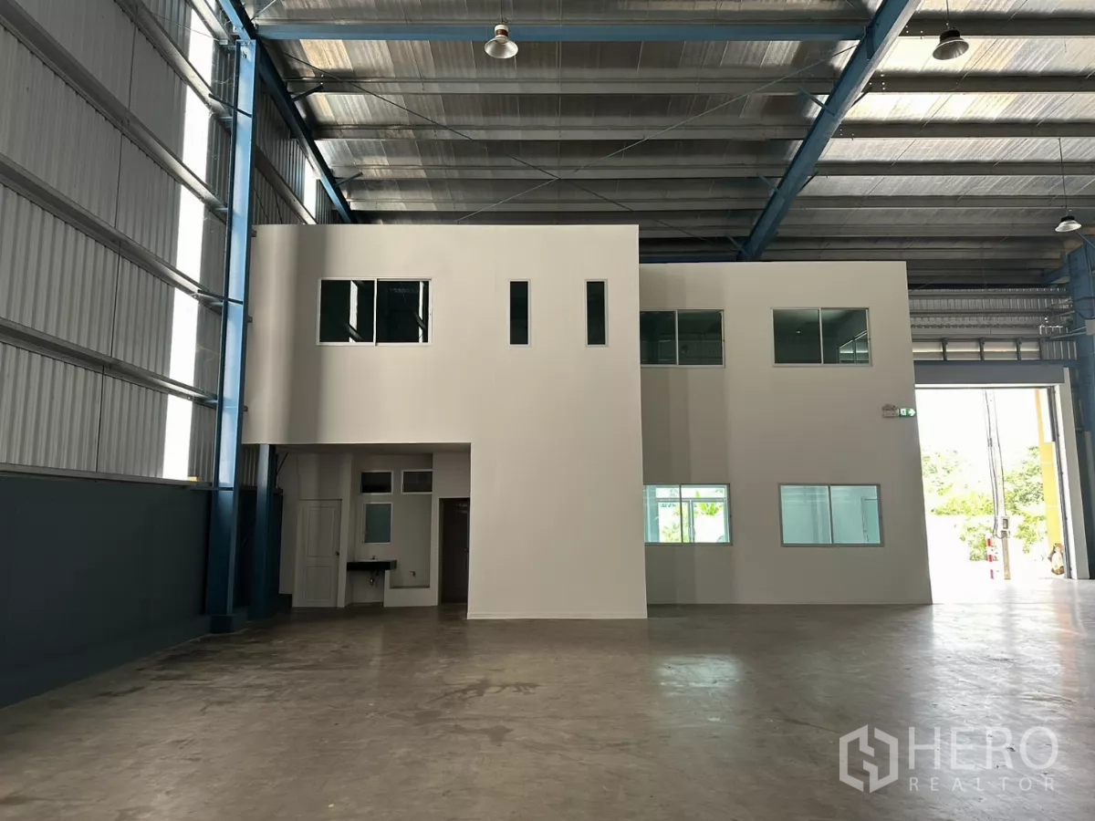 Factory for rent in Bang Phli, Samut Prakan - Close view of the two-story internal office block within the warehouse.