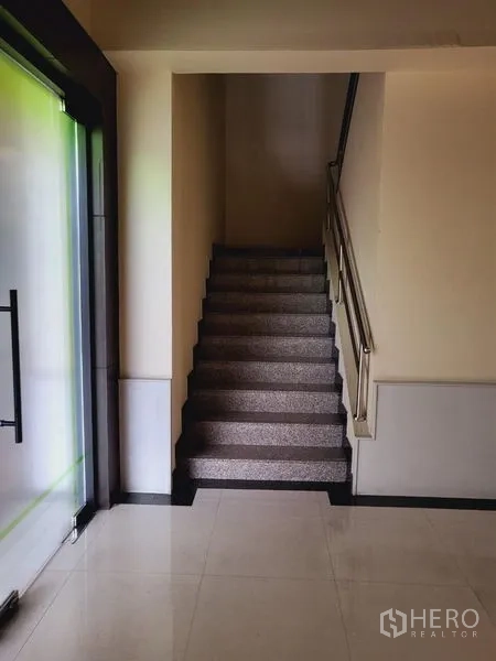 办公空间 出租在Khlong Toei, Bangkok - 室内楼梯配金属扶手，从大堂通往楼上。