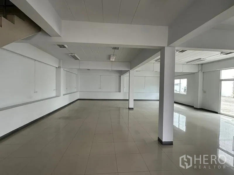 Warehouse for rent in Phra Nakhon Si Ayutthaya - Spacious office area with columns, glossy tiles and natural light.