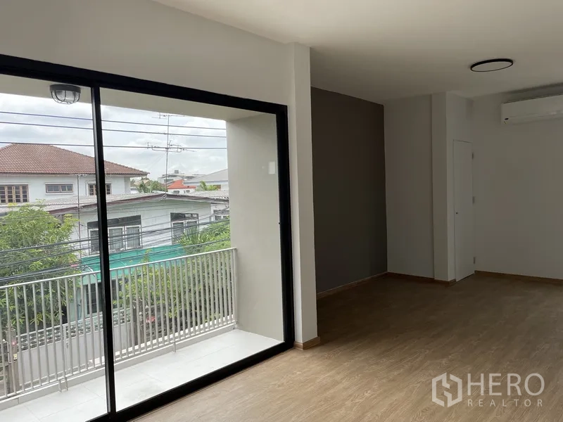 Home Office for rent in Khlong Toei, Bangkok - Upper room with sliding doors to a balcony overlooking the neighborhood