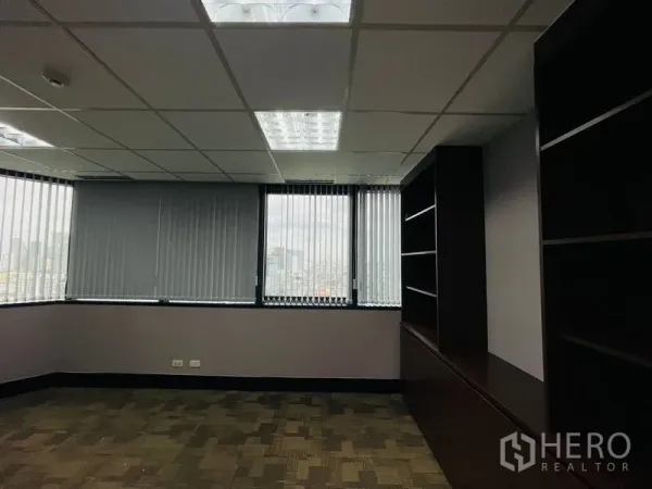 办公空间 出租 - 转角独立办公室，城市景观，百叶窗与深色木质书柜。