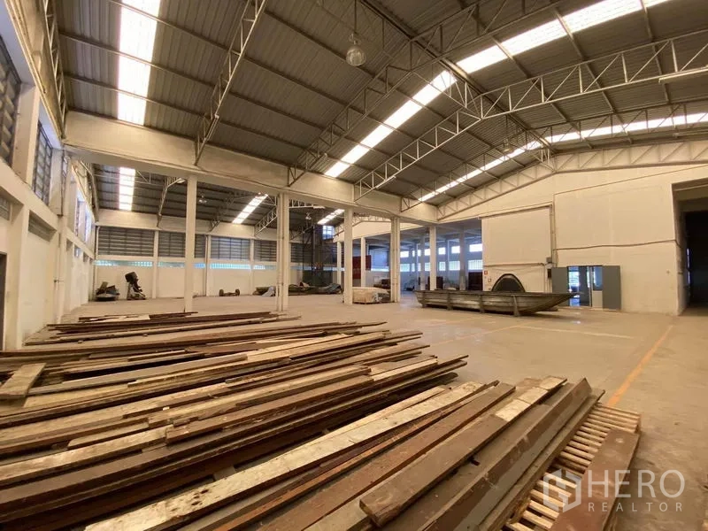 โรงงาน ขายในBang Phli, Samut Prakan - ฮอลล์โรงงานกว้าง หน้าต่างระบายอากาศ หลังคาสูง พื้นที่จัดเก็บ
