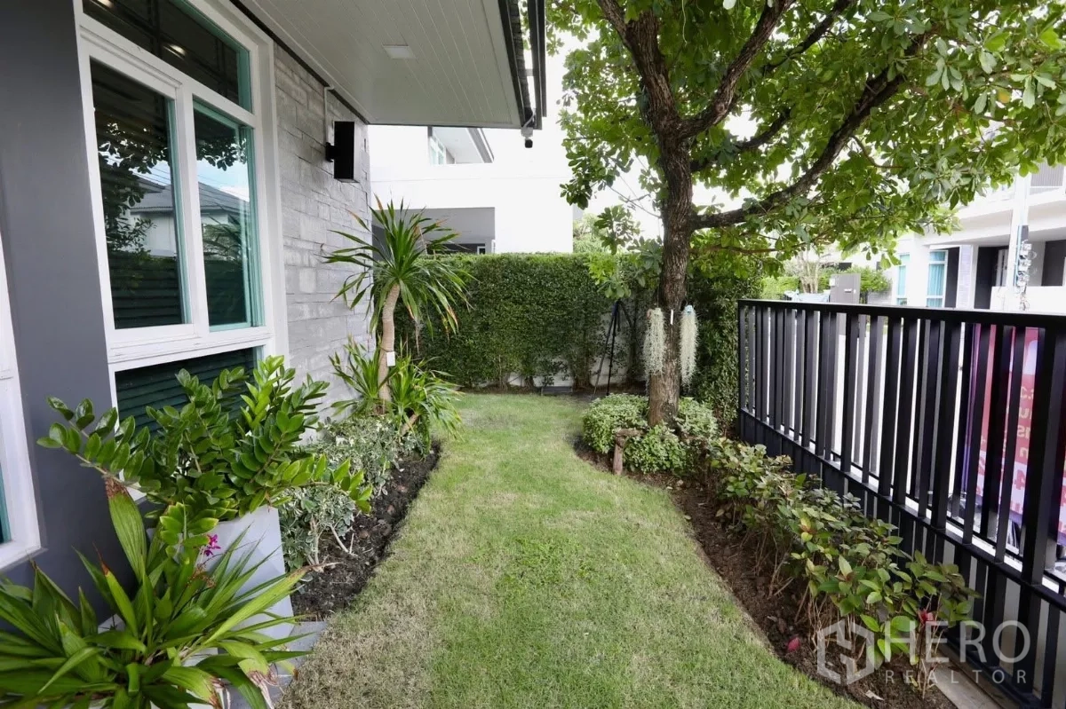 Detached House for rent in Samut Prakan - Light-filled bathroom with glass shower and square basin.