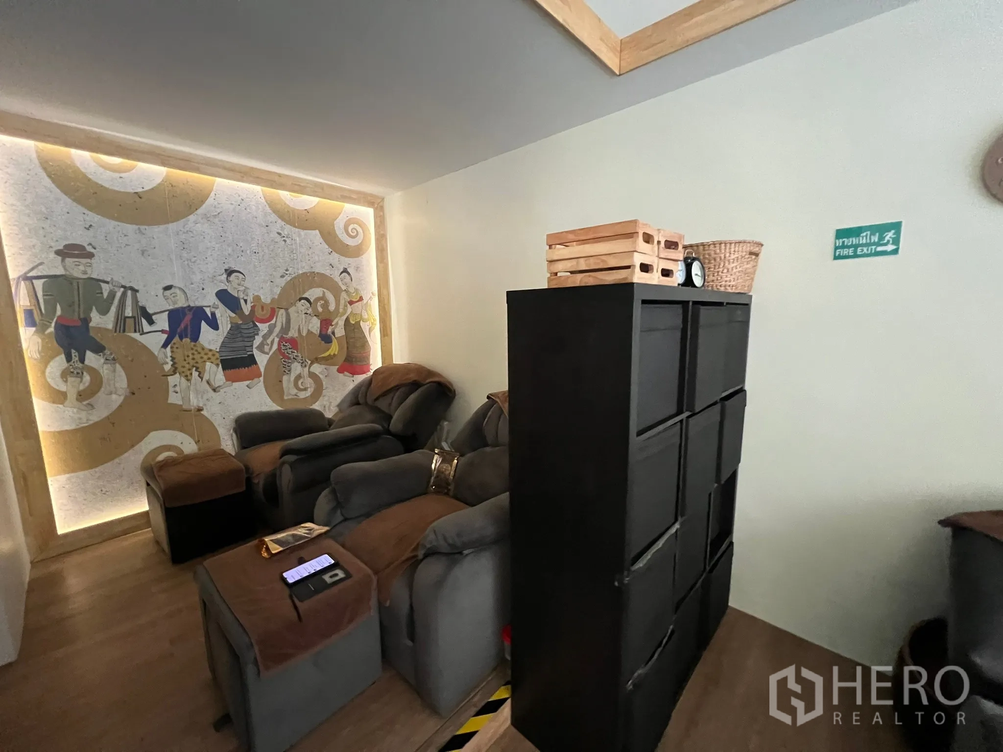 Retail Space for rent in Khlong Toei, Bangkok - Relaxation area with recliners, storage cabinet and a backlit feature wall.