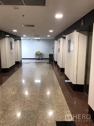 办公空间 出租在Khlong Toei, Bangkok - 电梯大堂，多部电梯与抛光花岗岩地面。