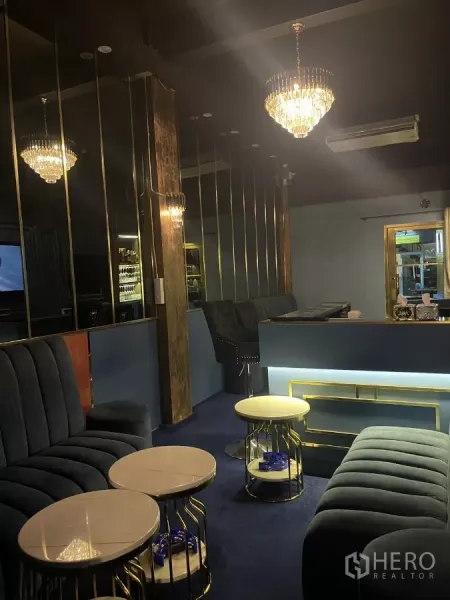 店屋 出租在Watthana, Bangkok - 吧台休闲区，绗缝沙发、高脚椅与发光吧台设计。