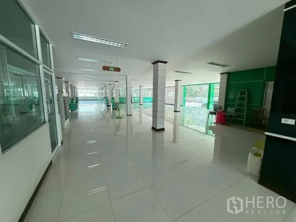 Warehouse for rent in Mueang Samut Prakan, Samut Prakan - Open-plan office floor with glass partitions, columns and bright natural light.