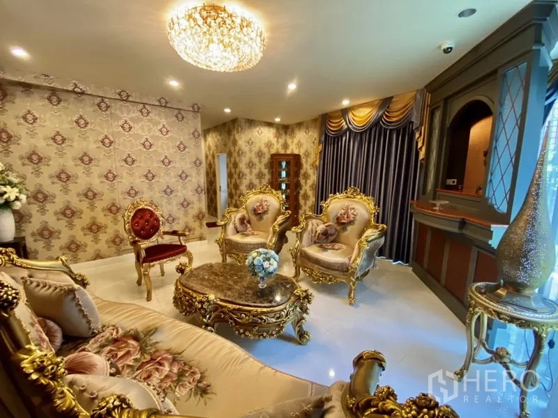 带办公室的家 出租或出售在Yan Nawa, Bangkok - 豪华接待室，水晶吊灯、金色雕花沙发与花纹墙纸。