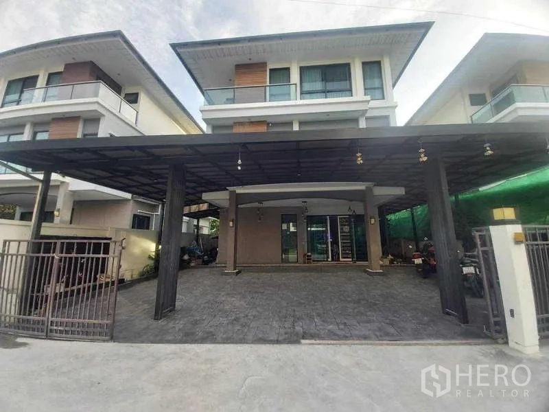 บ้าน ให้เช่าหรือขายในPrawet, Bangkok - มุมมองด้านหน้าบ้านเดี่ยวพร้อมกันสาดจอดรถและระเบียง
