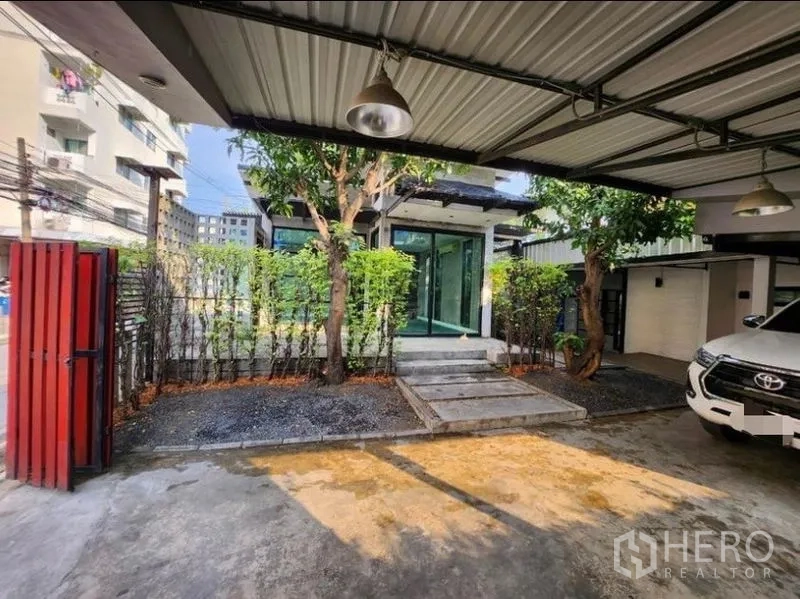 สำนักงานที่บ้าน ให้เช่าในLat Phrao, Bangkok - โรงจอดรถมุงเมทัลชีท ที่จอดได้หลายคัน มีรั้วไม้พุ่มและประตูเข้าออก