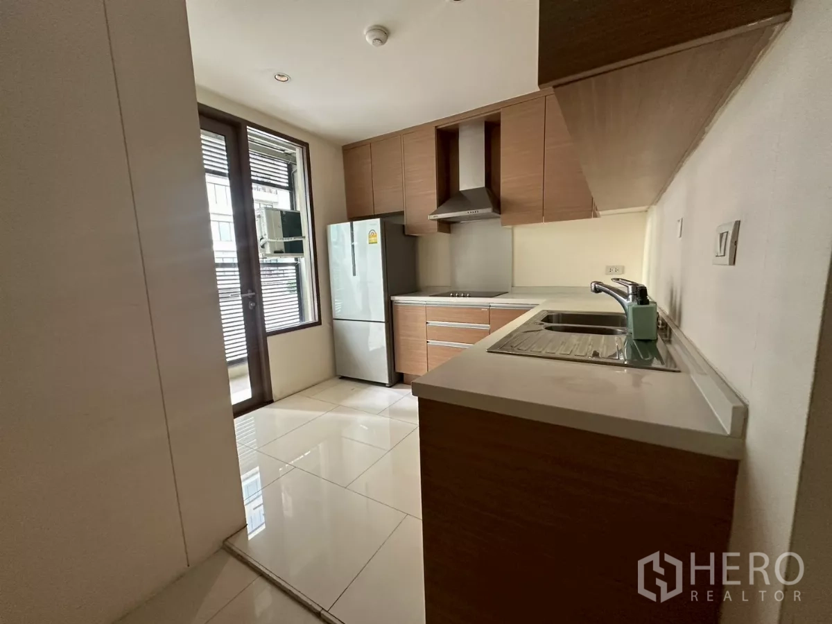 Office Space for rent in Khlong Toei, Bangkok - Compact pantry with door to a balcony, refrigerator and sink.