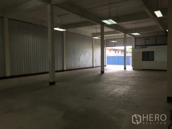 货栈 出租在Bueng Kum, Bangkok - 开阔的仓库地面，金属夹芯墙，通往院子的宽门。