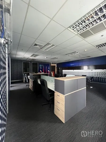 办公空间 出租在Huai Khwang, Bangkok - 成排工位与储物柜，格栅吊顶照明。