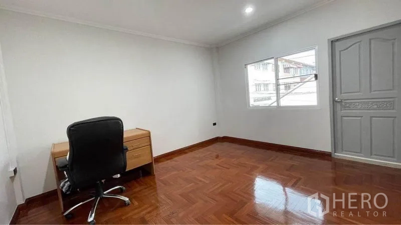 Detached House for rent in Bang Kapi, Bangkok - Flexible room or home office with parquet floor, desk and large window.