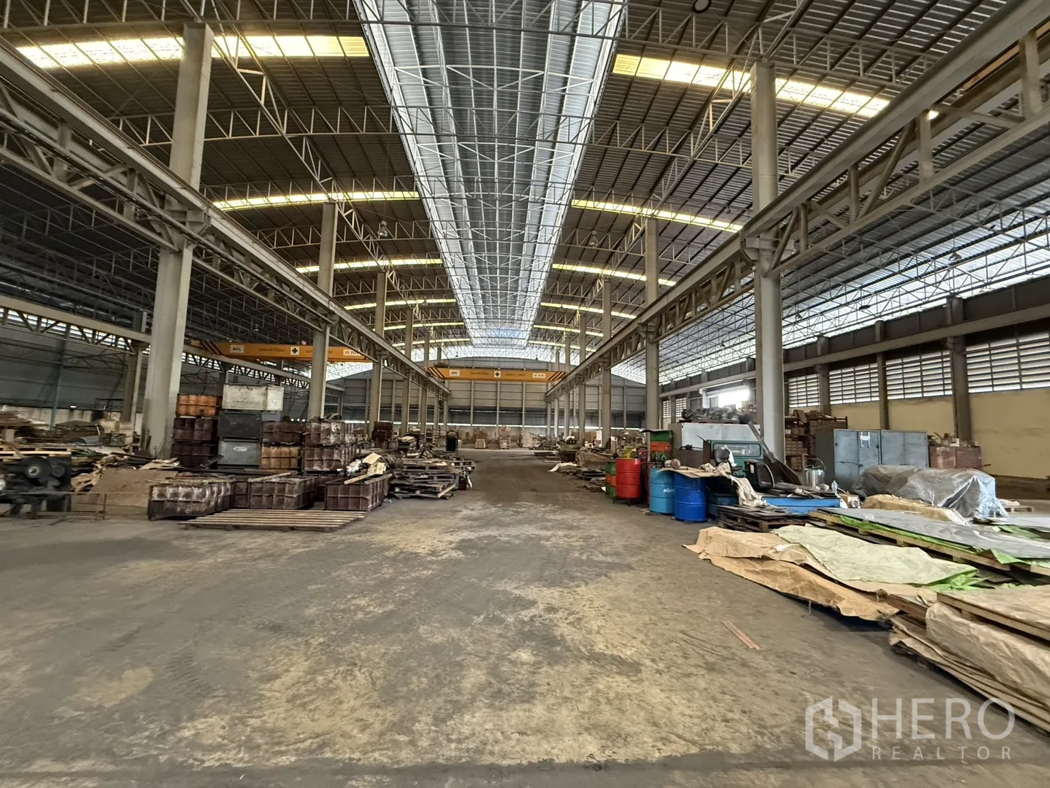 工厂 for rent in Bang Phli, Samut Prakan - 大型工业大厅，钢桁架屋面、采光板与叉车设备。