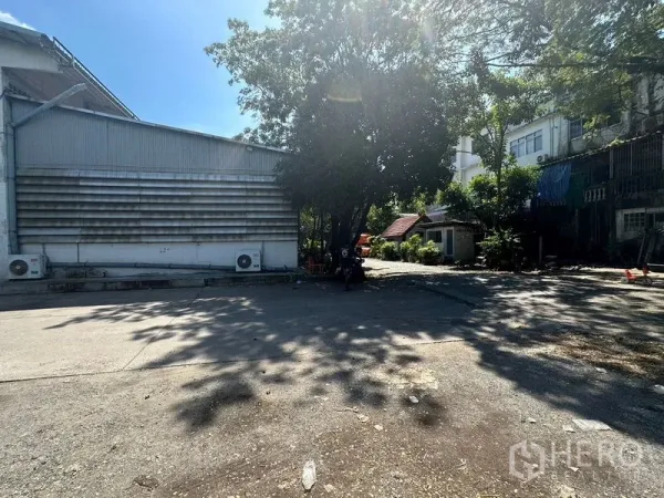 货栈 出租在Suan Luang, Bangkok - 仓库旁开放式场地，树荫遮蔽，可供卡车回转与停车。