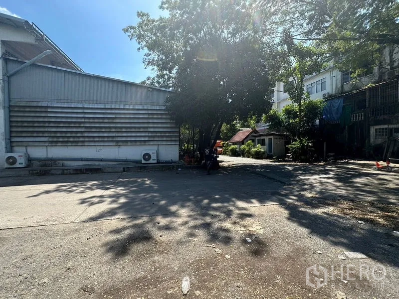 货栈 出租在Suan Luang, Bangkok - 仓库旁开放式场地，树荫遮蔽，可供卡车回转与停车。