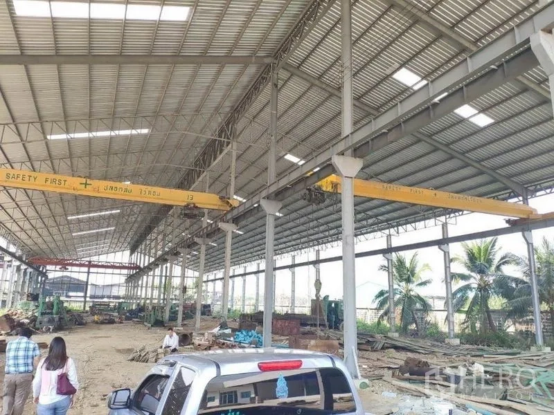 Factory for rent in Samut Sakhon - High-ceiling factory hall with open sides and overhead gantry cranes in Bang Krachao.