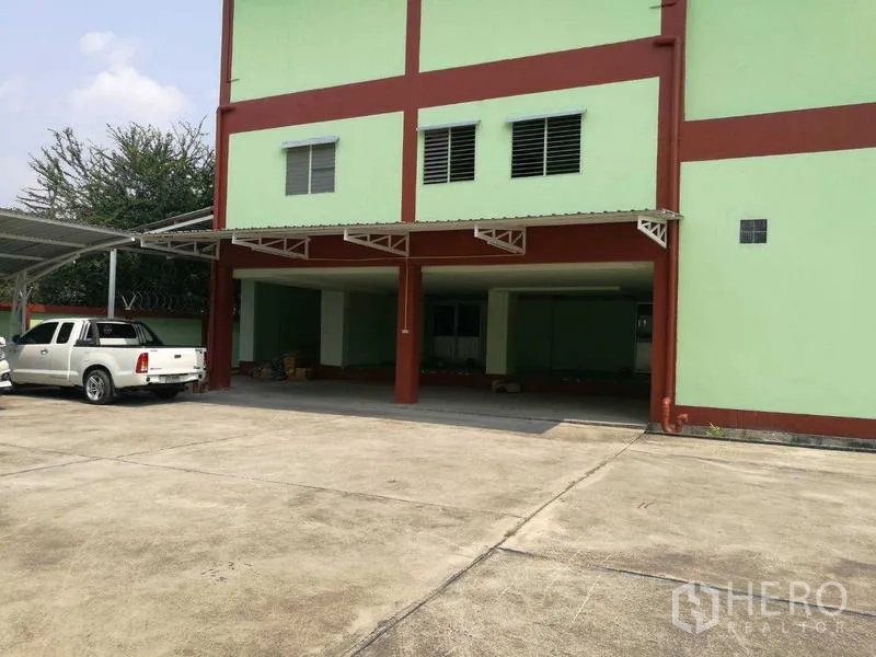 工厂 出租在Mueang Samut Sakhon, Samut Sakhon - 厂区大门与围墙，临安静道路的出入口。