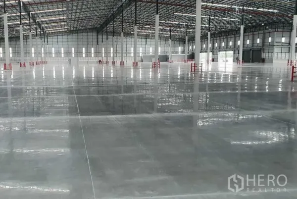 Factory for rent in Si Racha, Chon Buri - Vast factory hall with polished concrete floor, high steel truss roof and bright LED lighting.