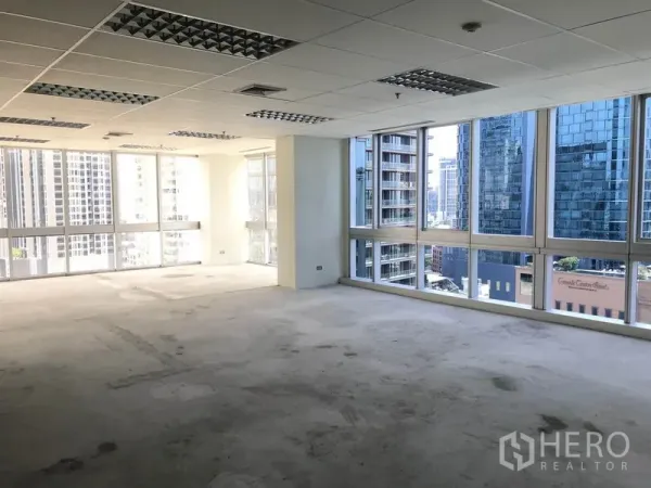 Office Space for rent in Khlong Toei, Bangkok - Bright corner office with large windows and skyline views in Khlong Toei.