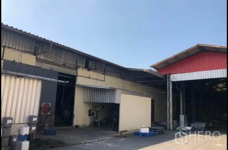 工厂 出租在Bang Khla, Chachoengsao - 相连的车间外立面，波纹铁皮屋顶与开放式出入口。