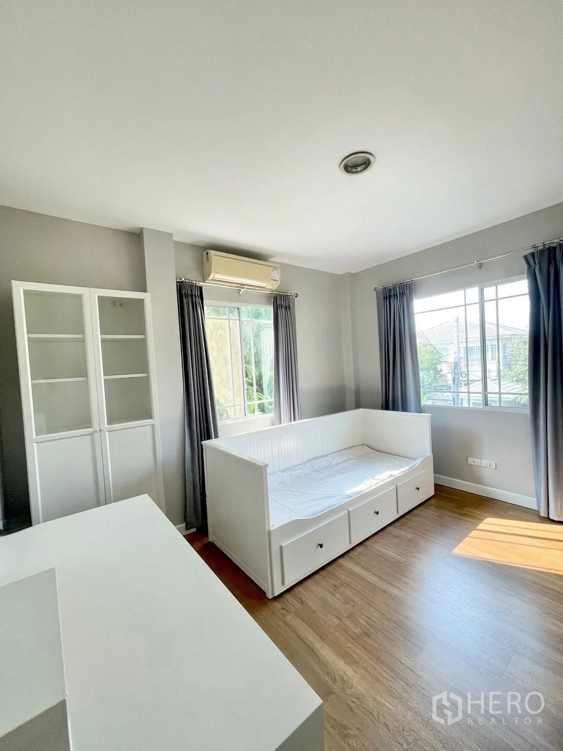 Detached House for rent in Prawet, Bangkok - Bright multipurpose room with white daybed, cabinet and air conditioner.