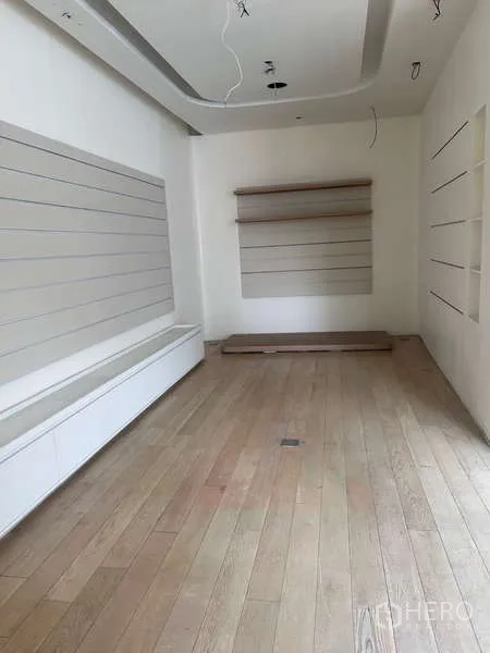 独立商业地产 出租在Khlong Toei, Bangkok - 小型房间，条形展示板与浅色木地板，适合零售或办公。