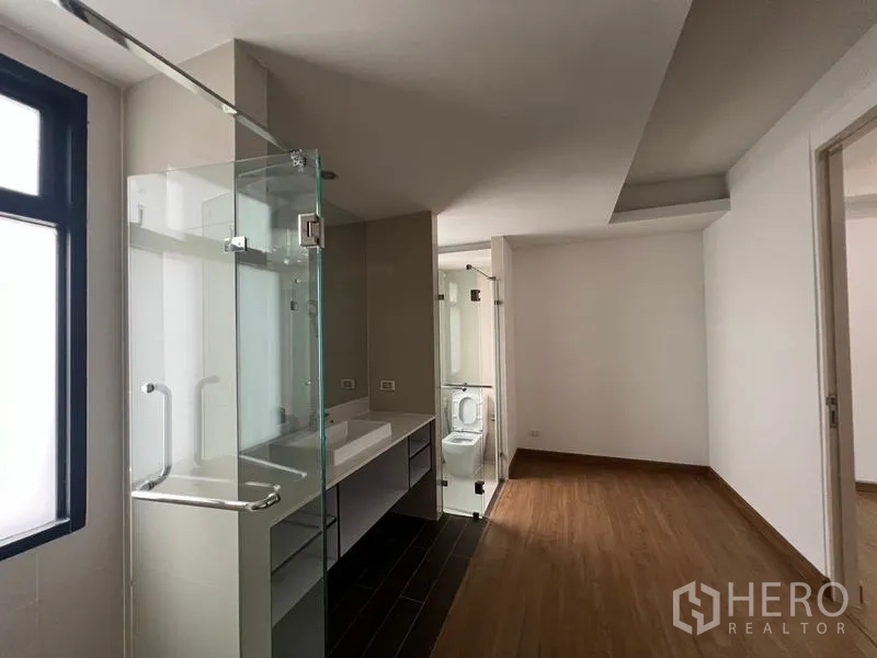 Townhouse for rent or sale in Khlong Toei, Bangkok - Master suite corridor with double vanity plus separate glass shower and toilet rooms.